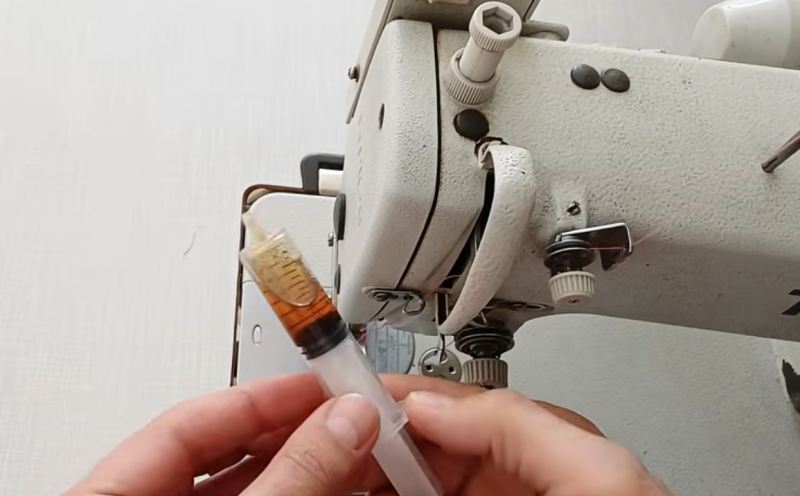 ترفند حرفه ای روغن کاری چرخ خیاطی با سرنگ بدون کثیف کاری