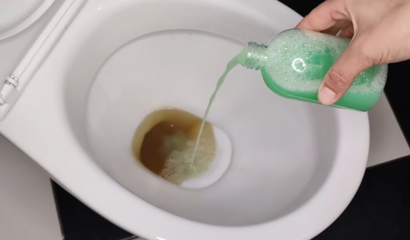 از بین بردن لک و رسوبات آهکی ادرار از روی سنگ توالت