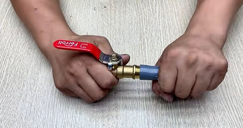 ترفند ساده اتصال شیر قطع و وصل آب به شلنگ در خانه