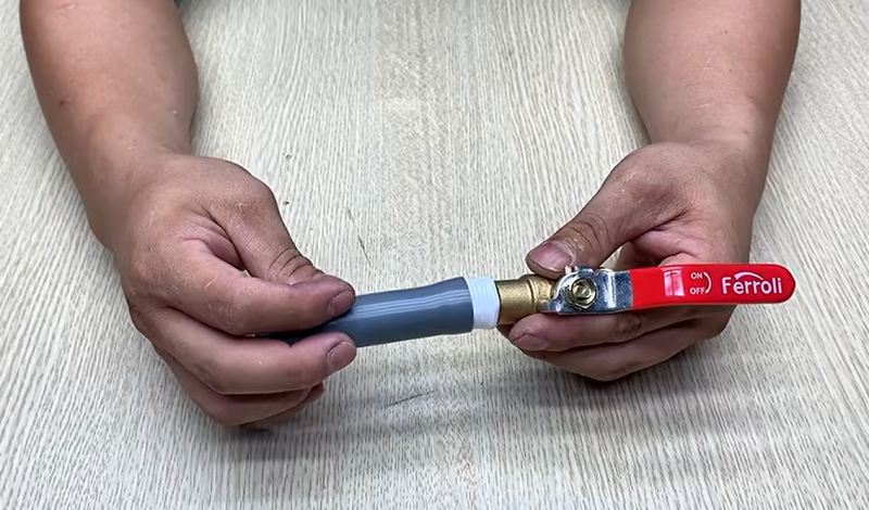ترفند ساده اتصال شیر قطع و وصل آب به شلنگ در خانه
