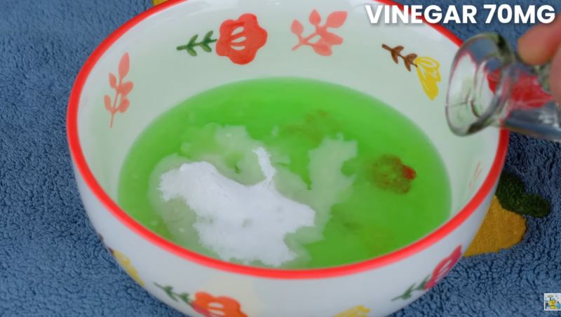 باز کردن گرفتگی لوله سینک با یک بطری پلاستیکی