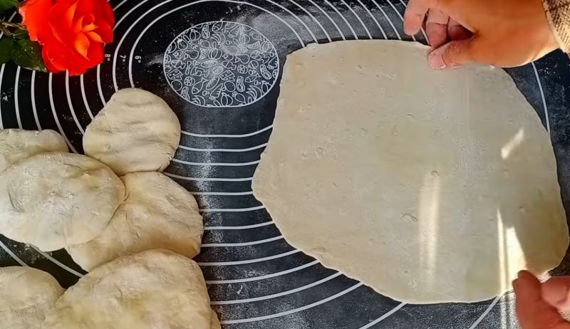 طرز تهیه ۳۰ عدد نان لواش با آرد و آب در تابه بدون نیاز به خمیر مایه