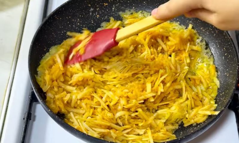 روش درست کردن صبحانه فوری و لذیذ با سیب رنده شده و آرد