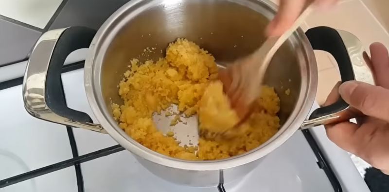طرز تهیه حلوای ایرمیک فوری؛ دسری خوشمزه بدون جوشاندن شهد