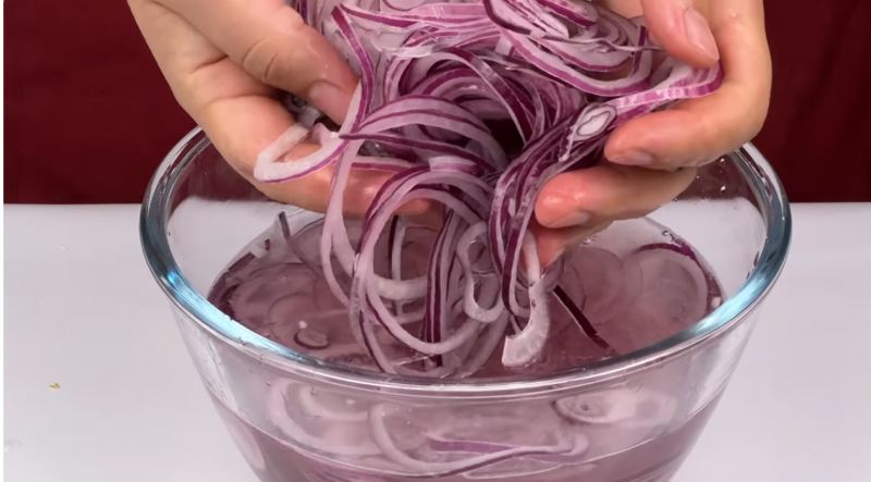 طرز تهیه سالاد پیاز قرمز رژیمی و چربی سوز