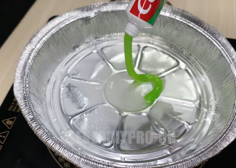 نحوه استفاده از وازلین برای تمیز کردن و برق انداختن کفش