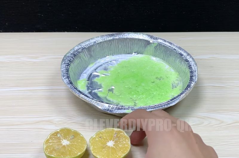 نحوه استفاده از وازلین برای تمیز کردن و برق انداختن کفش