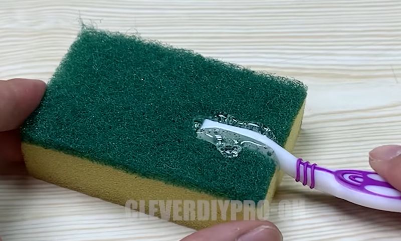 نحوه استفاده از وازلین برای تمیز کردن و برق انداختن کفش