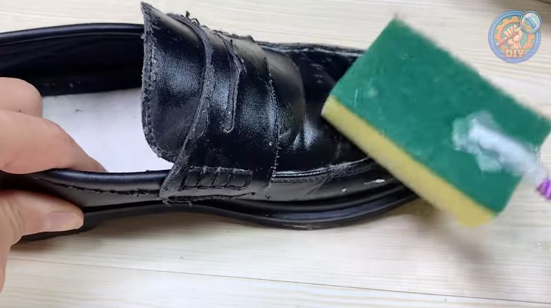 نحوه استفاده از وازلین برای تمیز کردن و برق انداختن کفش
