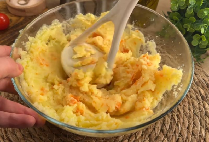 طرز تهیه کوکوسوخاری شکم پر با پوره سیب زمینی و سوسیس
