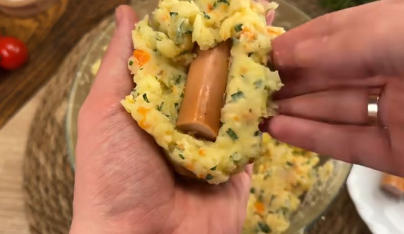 طرز تهیه کوکوسوخاری شکم پر با پوره سیب زمینی و سوسیس