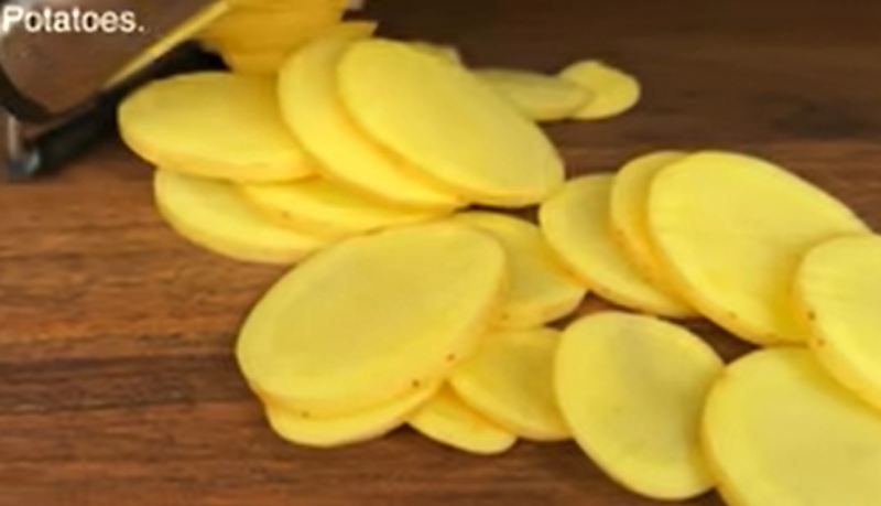 طرز تهیه پیتزا پیاز ترد و برشته؛ غذایی خوشمزه تر و ارزان تر از پیتزا