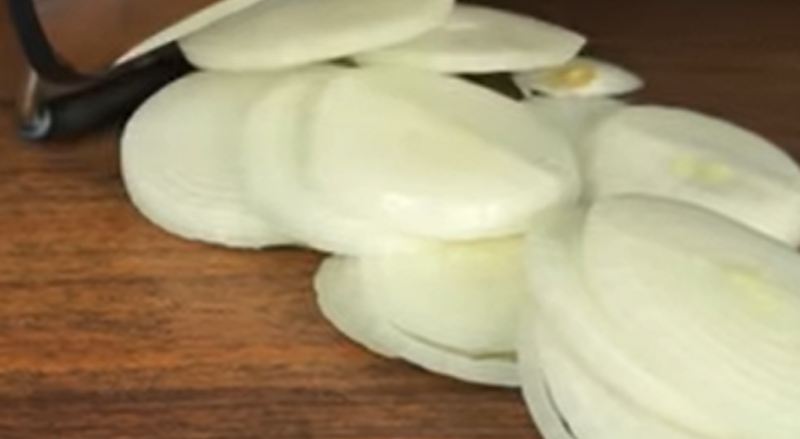 طرز تهیه پیتزا پیاز ترد و برشته؛ غذایی خوشمزه تر و ارزان تر از پیتزا