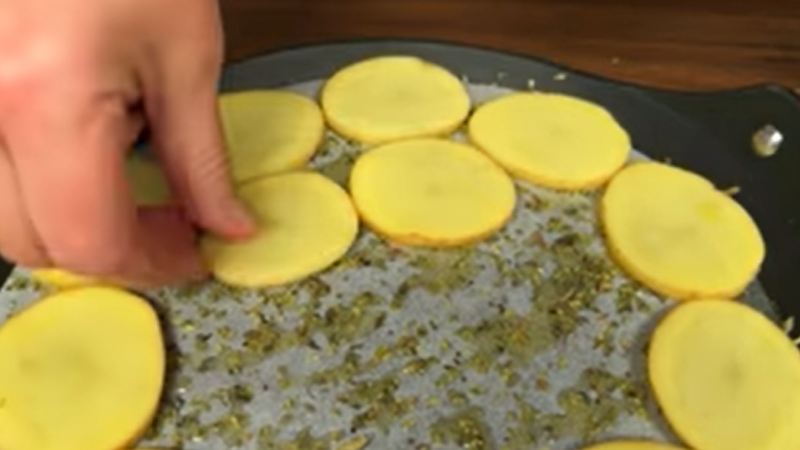 طرز تهیه پیتزا پیاز ترد و برشته؛ غذایی خوشمزه تر و ارزان تر از پیتزا