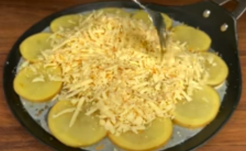 طرز تهیه پیتزا پیاز ترد و برشته؛ غذایی خوشمزه تر و ارزان تر از پیتزا