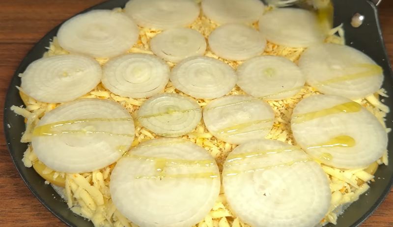 طرز تهیه پیتزا پیاز ترد و برشته؛ غذایی خوشمزه تر و ارزان تر از پیتزا
