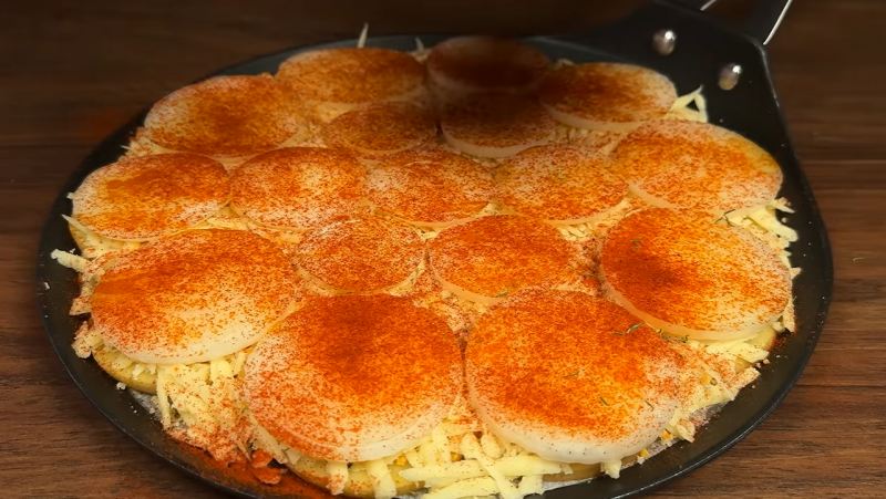 طرز تهیه پیتزا پیاز ترد و برشته؛ غذایی خوشمزه تر و ارزان تر از پیتزا