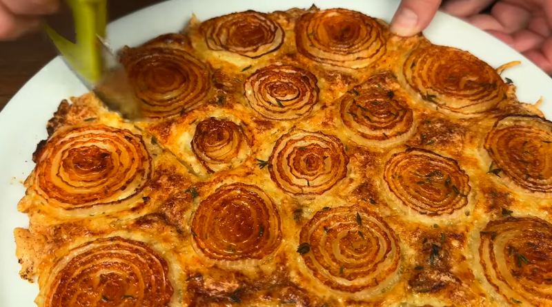 طرز تهیه پیتزا پیاز ترد و برشته؛ غذایی خوشمزه تر و ارزان تر از پیتزا