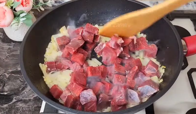 طرز تهیه چلو گوشت رستورانی با کته قالبی کاملاً پنبه ای و نرم