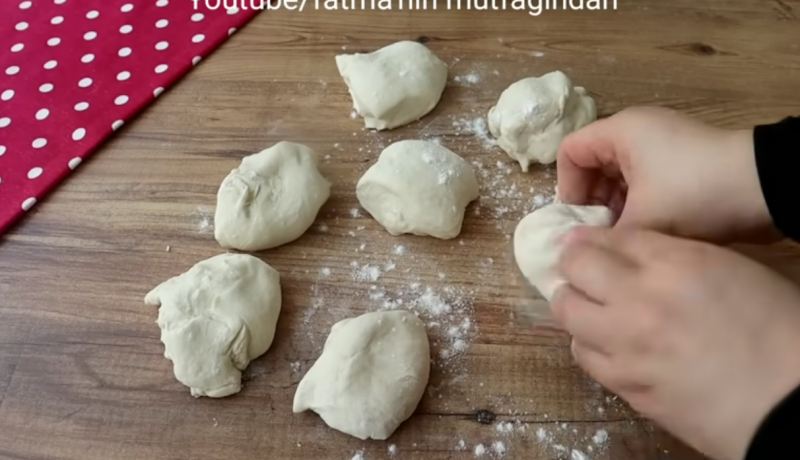 روش پخت نان تابه ای با سه قلم ماده اولیه (آرد، آب و نمک) با مغز کره ای