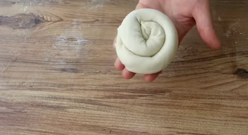 روش پخت نان تابه ای با سه قلم ماده اولیه (آرد، آب و نمک) با مغز کره ای