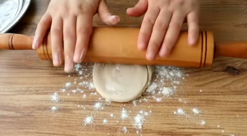 روش پخت نان تابه ای با سه قلم ماده اولیه (آرد، آب و نمک) با مغز کره ای