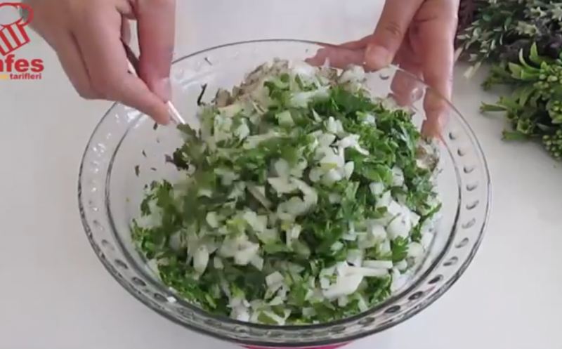 طرز تهیه بورک سبزیجات ترکیه ای در تابه بدون فر