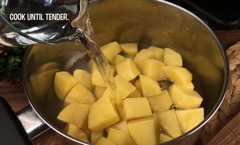 طرز تهیه نان پیده ترکیه ای با ۳ سیب زمینی و ۱ تخم مرغ