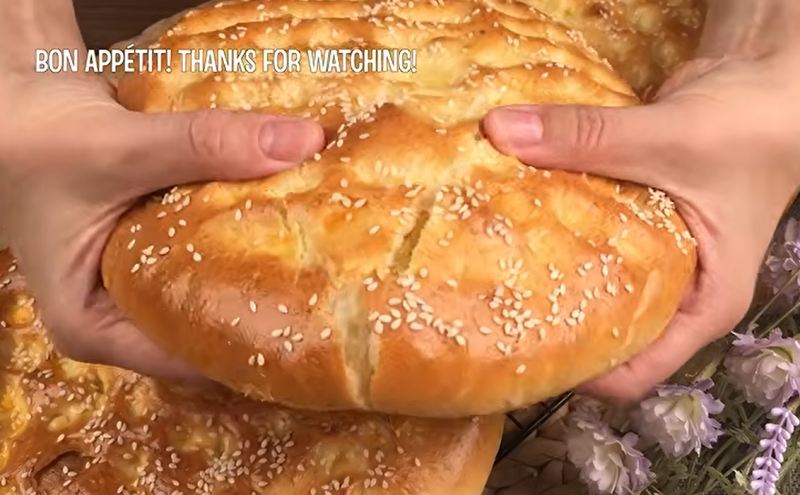 طرز تهیه نان پیده ترکیه ای با ۳ سیب زمینی و ۱ تخم مرغ