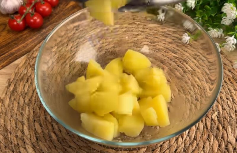 طرز تهیه کوکو اقتصادی با ۵ تا سیب زمینی و ۲ تا تخم مرغ