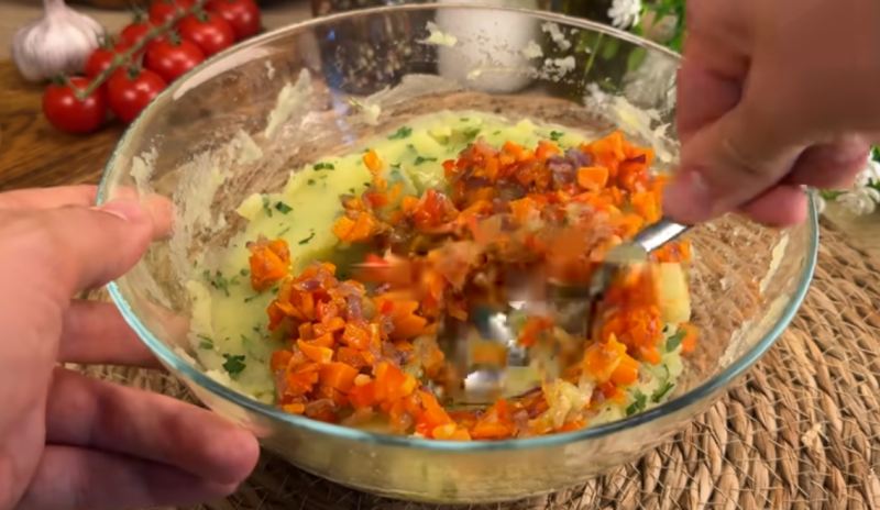 طرز تهیه کوکو اقتصادی با ۵ تا سیب زمینی و ۲ تا تخم مرغ