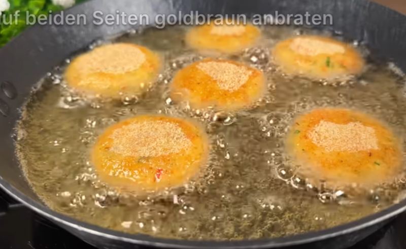 طرز تهیه کوکو اقتصادی با ۵ تا سیب زمینی و ۲ تا تخم مرغ