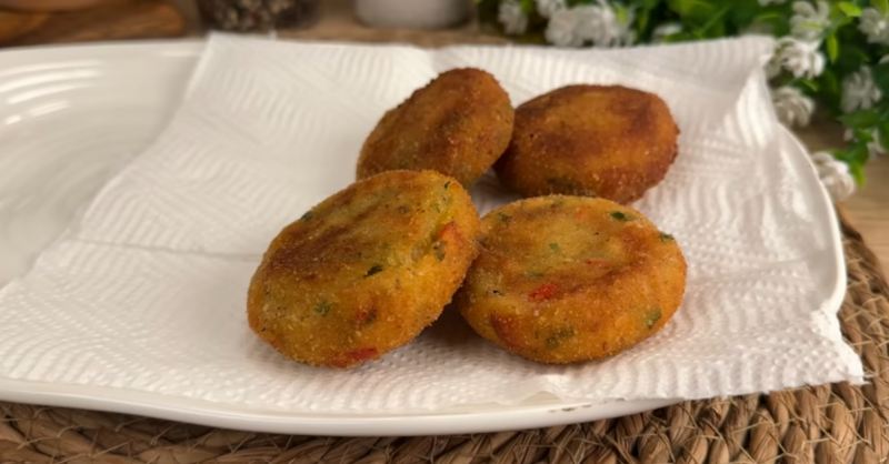 طرز تهیه کوکو اقتصادی با ۵ تا سیب زمینی و ۲ تا تخم مرغ
