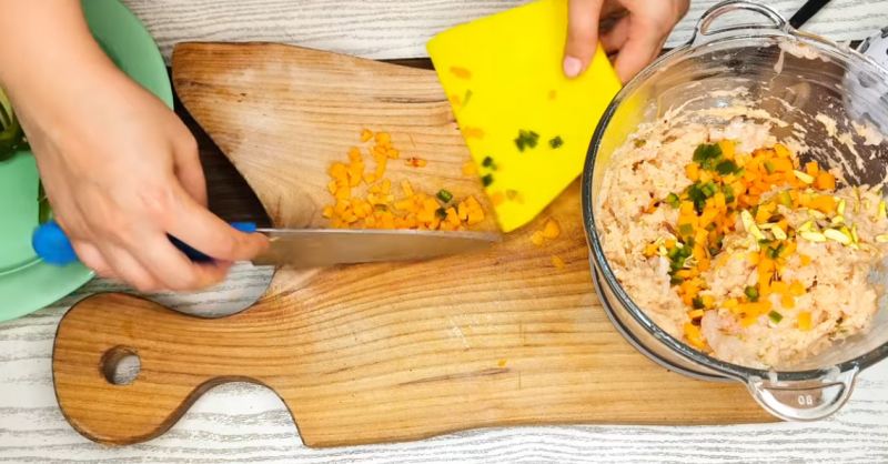 طرز تهیه کالباس خانگی لیوانی و رولی فقط با ۱ عدد سینه مرغ