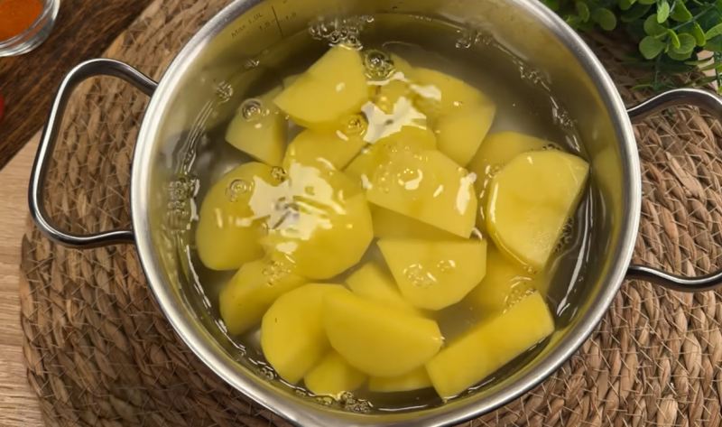 طرز تهیه اسنک ترد، کش دار و فوری فقط با ۳ عدد سیب زمینی