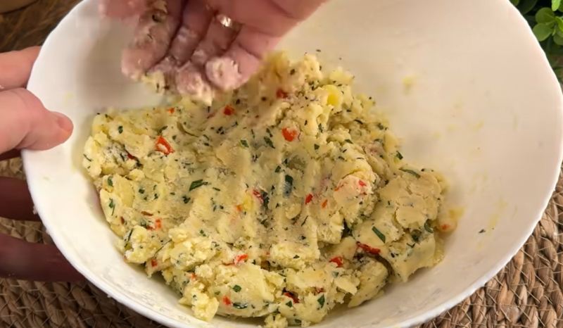 طرز تهیه اسنک ترد، کش دار و فوری فقط با ۳ عدد سیب زمینی