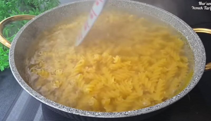 طرز تهیه کیک ماکارونی قالبی با ۱ لیوان ماست