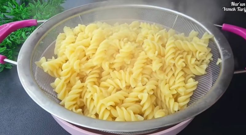 طرز تهیه کیک ماکارونی قالبی با ۱ لیوان ماست