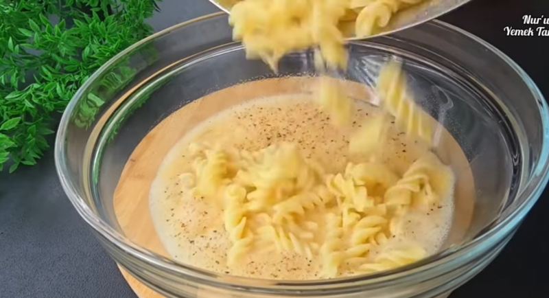 طرز تهیه کیک ماکارونی قالبی با ۱ لیوان ماست