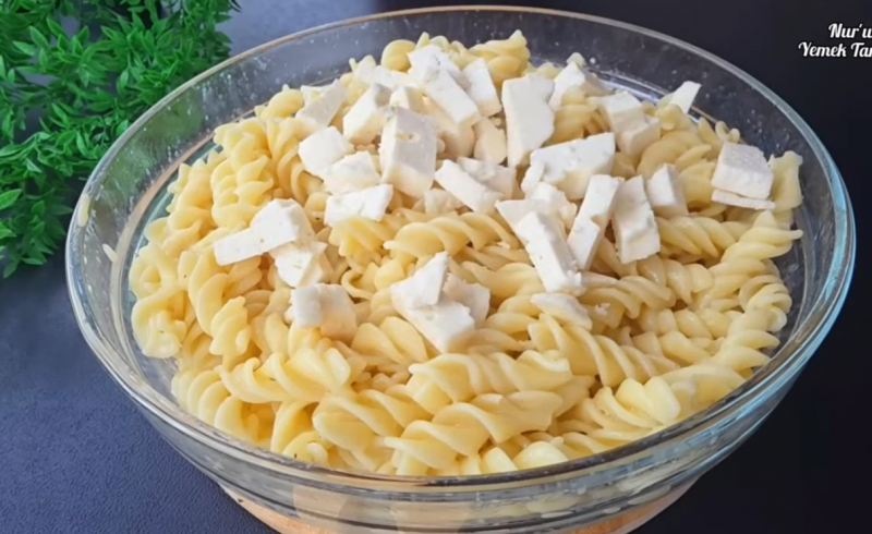 طرز تهیه کیک ماکارونی قالبی با ۱ لیوان ماست