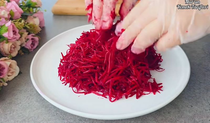 فقط آرد و چغندر در ۵ دقیقه! طرز تهیه نان لواش لبو در تابه بدون فر