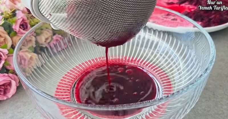 فقط آرد و چغندر در ۵ دقیقه! طرز تهیه نان لواش لبو در تابه بدون فر