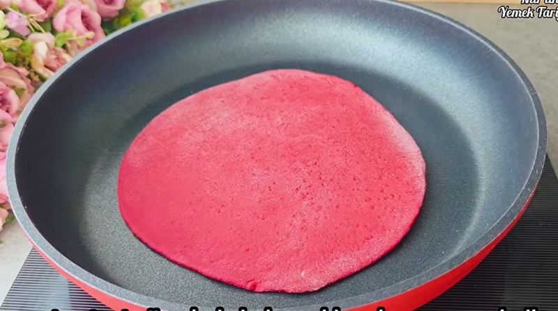 فقط آرد و چغندر در ۵ دقیقه! طرز تهیه نان لواش لبو در تابه بدون فر