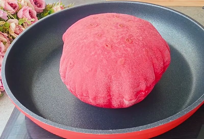 فقط آرد و چغندر در ۵ دقیقه! طرز تهیه نان لواش لبو در تابه بدون فر