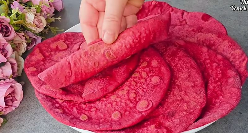 فقط آرد و چغندر در ۵ دقیقه! طرز تهیه نان لواش لبو در تابه بدون فر