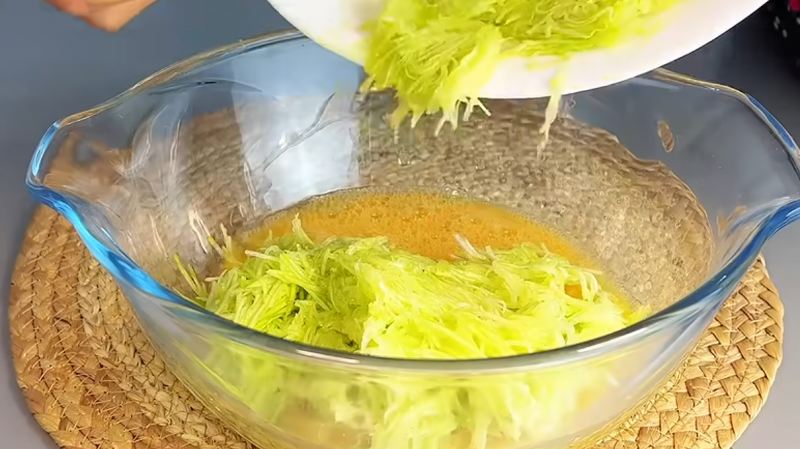 دیگه کدو سرخ نکنید! طرز تهیه کرپ کدو سبز در تابه