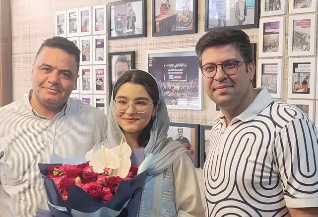 بیوگرافی آتریا فرحمند، صدرنشین کنکور تجربی ۱۴۰۴ از خانواده ای پزشک