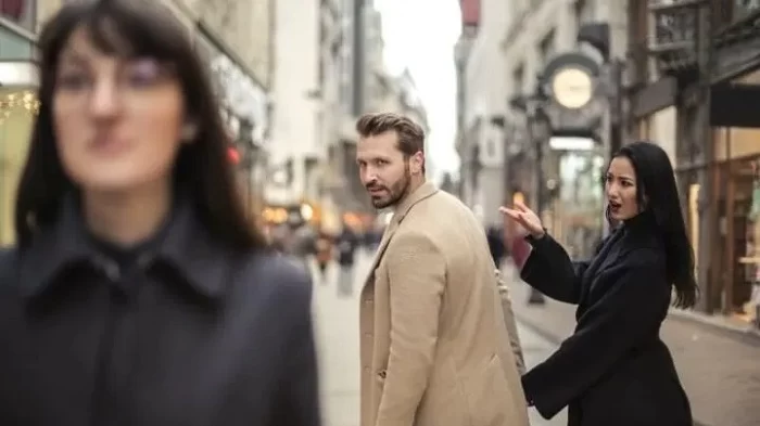 چرا همسرم به زنان دیگر نگاه می کند؟ چه باید بکنم ؟