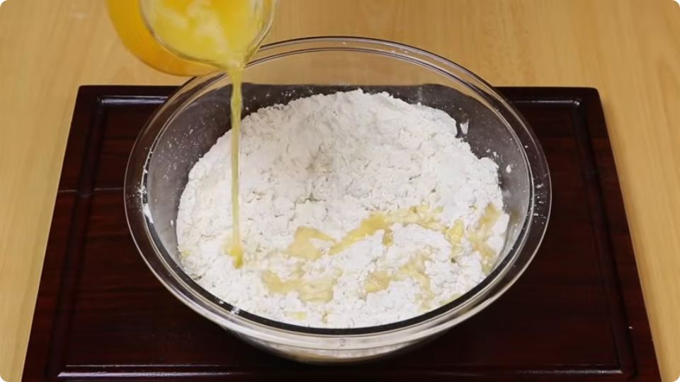 طرز تهیه نان فطیر (پفک) با آب پرتقال؛ یک شیرینی ساده و خوشمزه در ۵ دقیقه!
