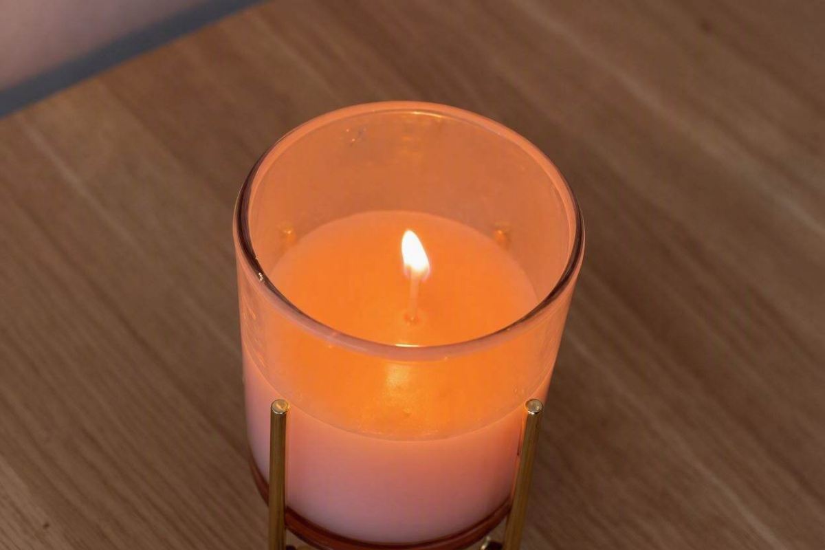 ساخت شمع طبیعی با دارچین و پرتقال؛ عطری گرم، طبیعی و دورکننده حشرات
